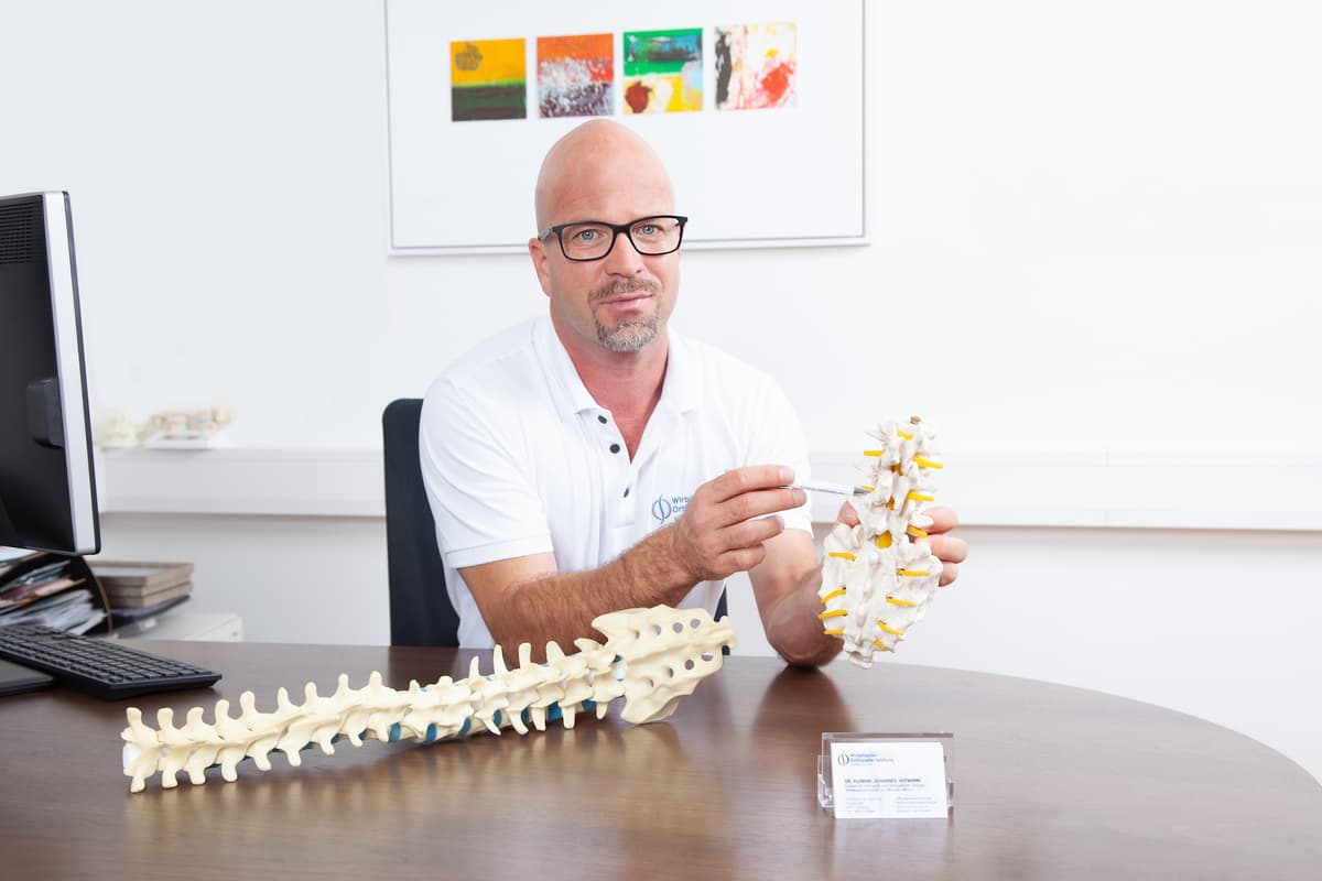 Dr. Florian J. Hofmann mit Wirbelsäulenmodell